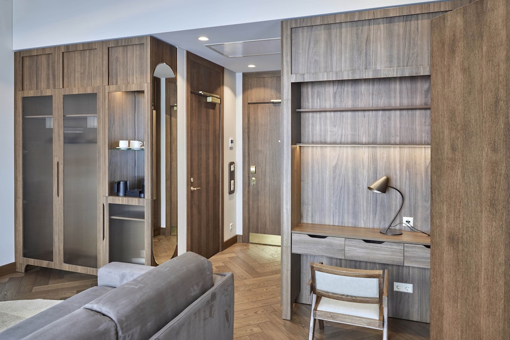 Luxury Suite - Photo 5