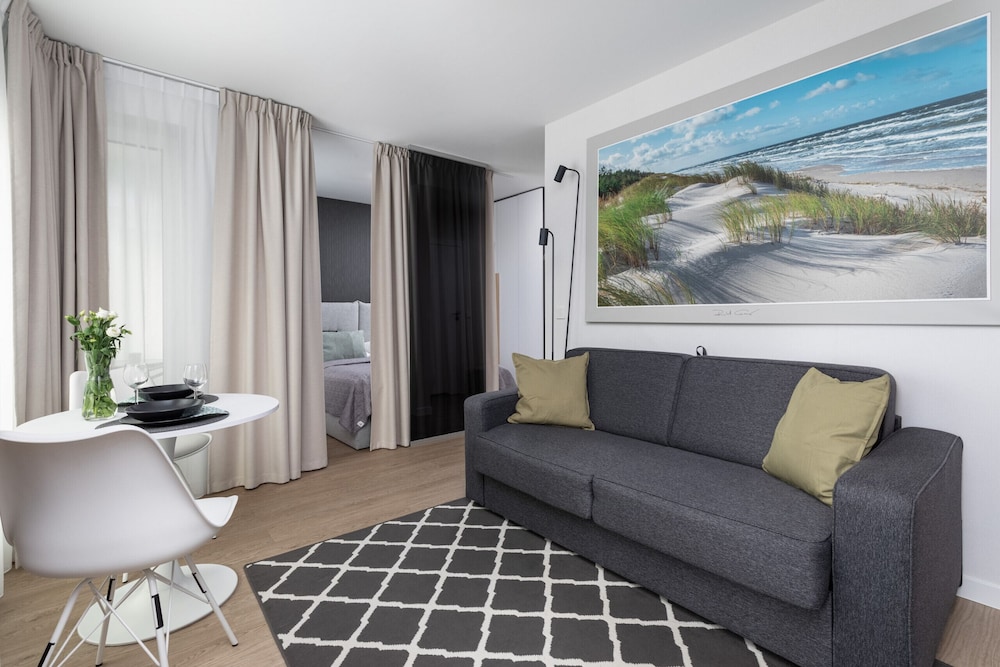 Studio, Balcony