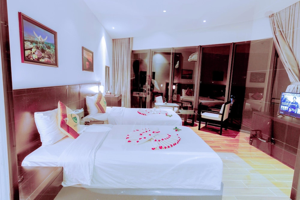 Suite, Ocean View and Mountain View photo 3