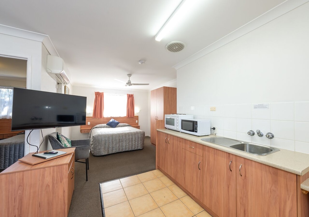 Standard Suite, 2 Bedrooms, Non Smoking, Kitchen (Self Contained) photo 2