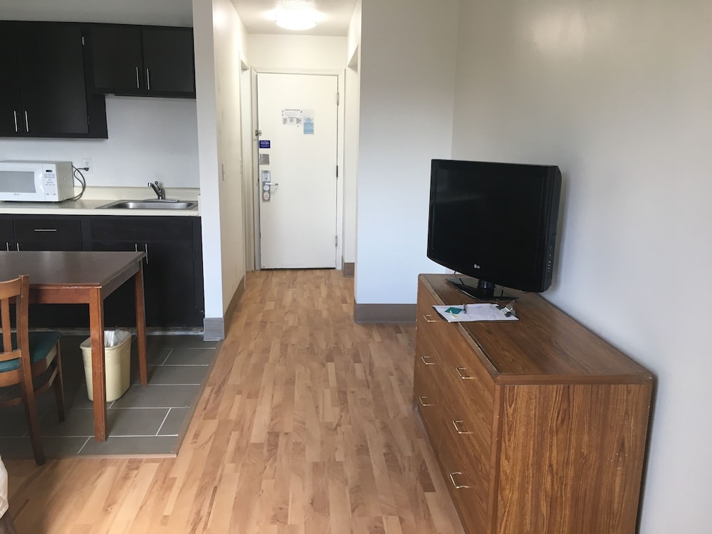 Deluxe Room, 1 Queen Bed, Accessible - Photo 5