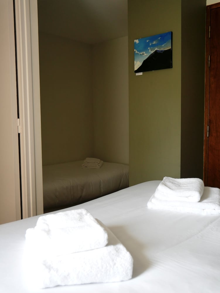 Standard Triple Room, Ensuite photo 3