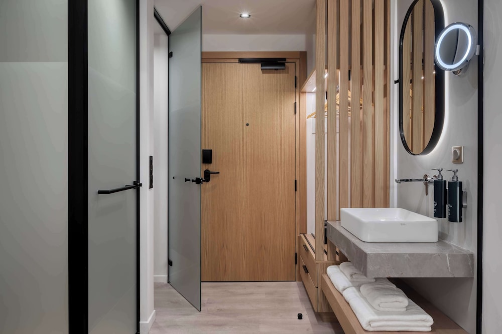 Deluxe Room, 2 Twin Beds thumbnail 5