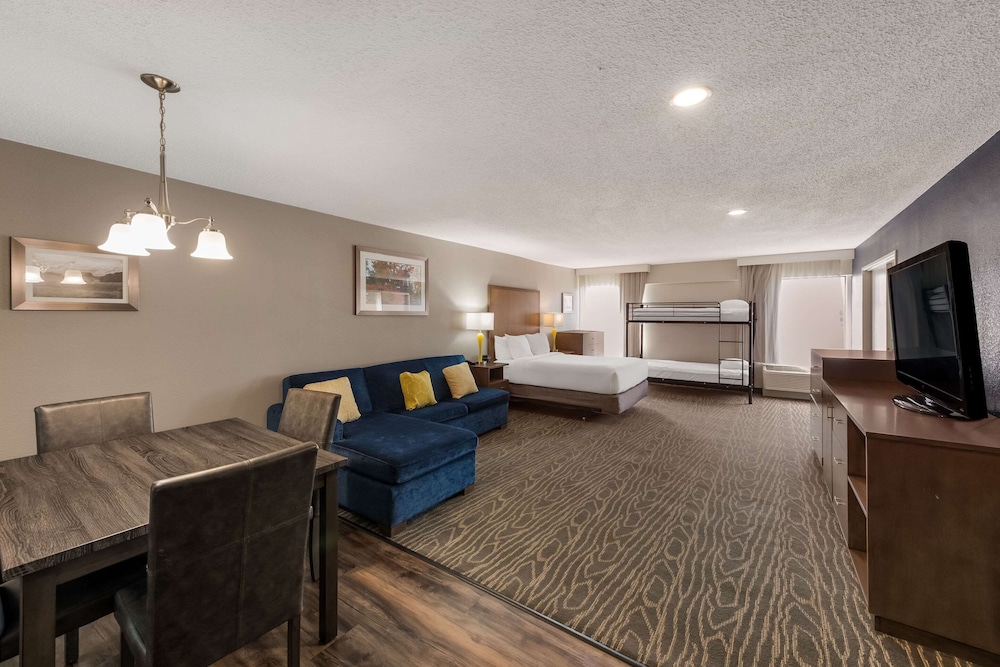 Suite, Multiple Beds, Non Smoking photo 1