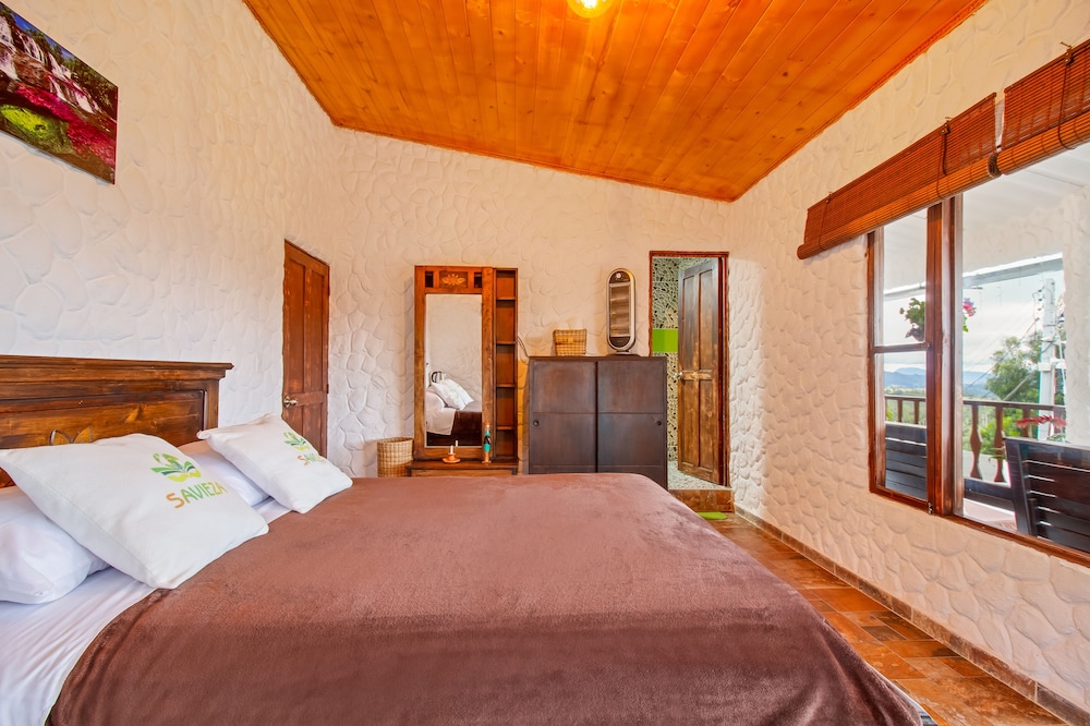 Classic Room, 1 Queen Bed, Balcony, Mountain View