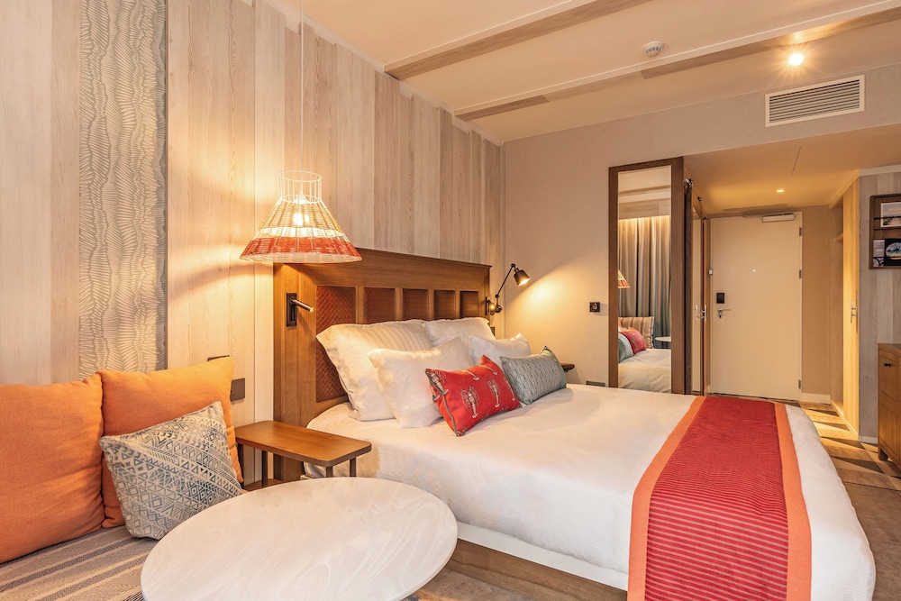 Standard Room, 1 King Bed, Balcony