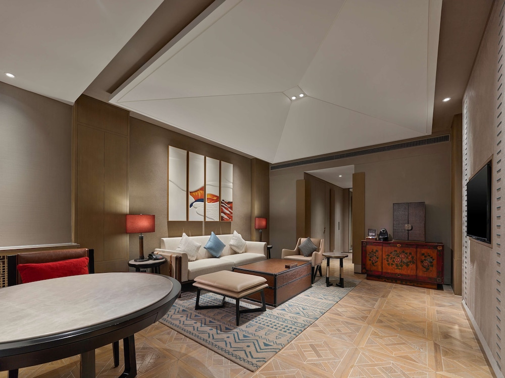 Premium Suite, 1 King Bed - Photo 5