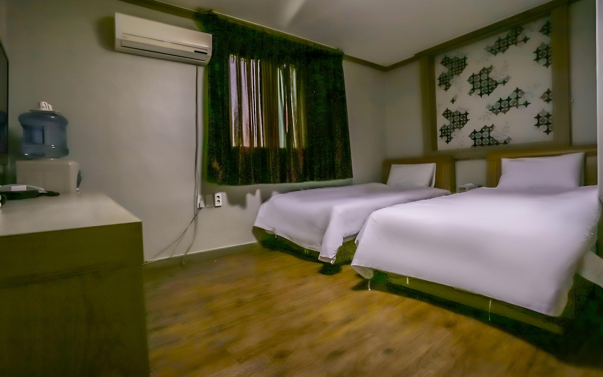 Room (Twin) - Photo 3