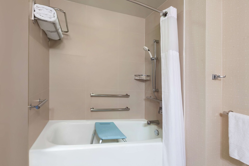 Basic Room, 1 King Bed, Accessible, Bathtub thumbnail 5