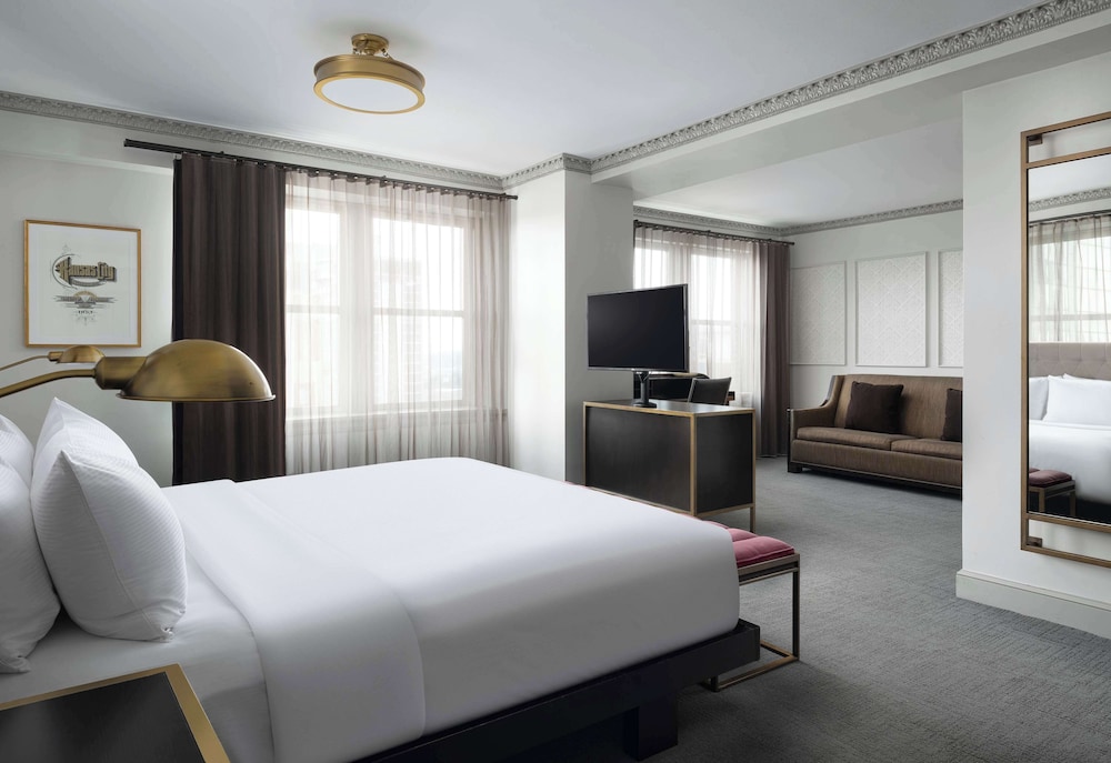 Junior Suite, 1 King Bed, Accessible, Bathtub - Photo 2