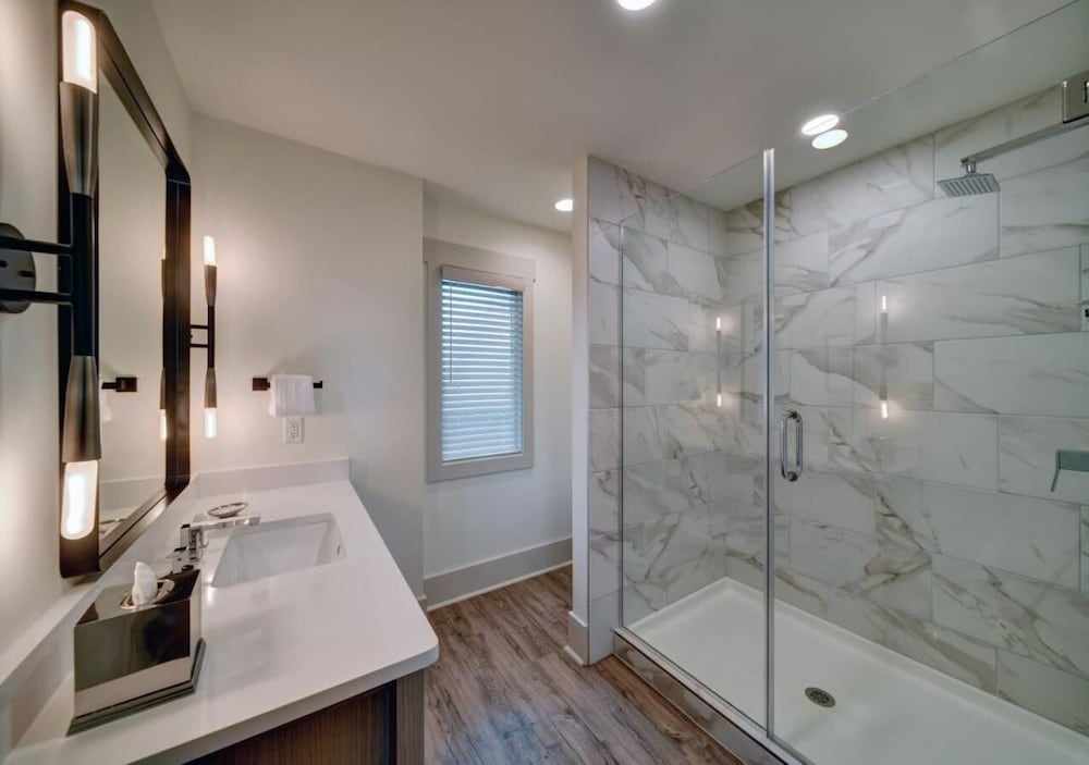 Room, 1 King Bed, Accessible, Balcony (Mobility & Hearing, Roll-in Shower) - Photo 8