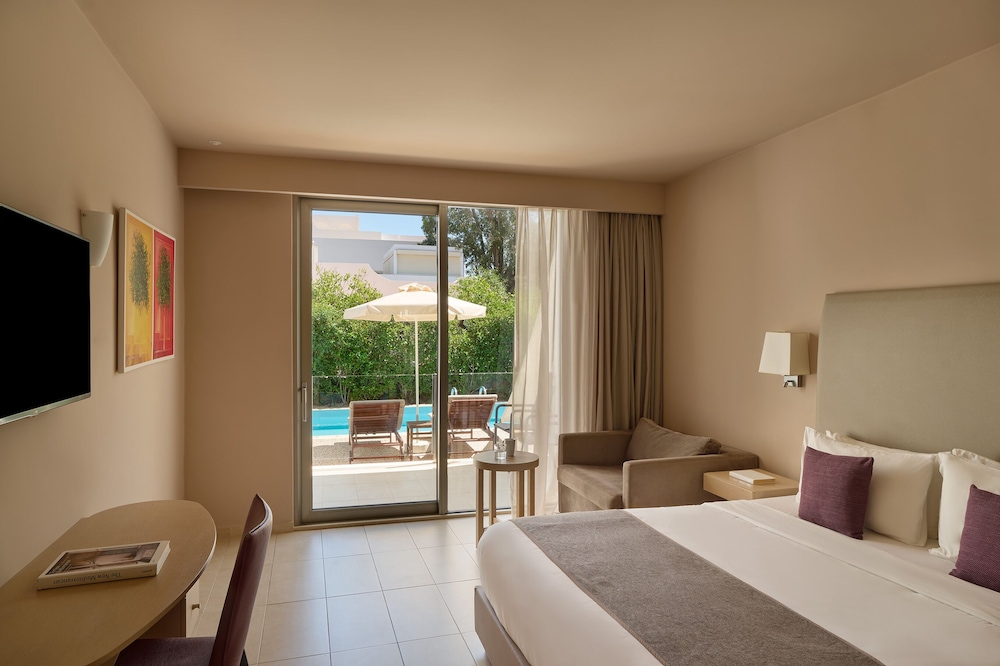 Double Room Swim Up Inland View - Photo 1