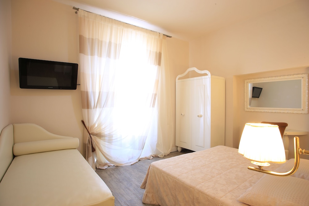 Double Room - Photo 10