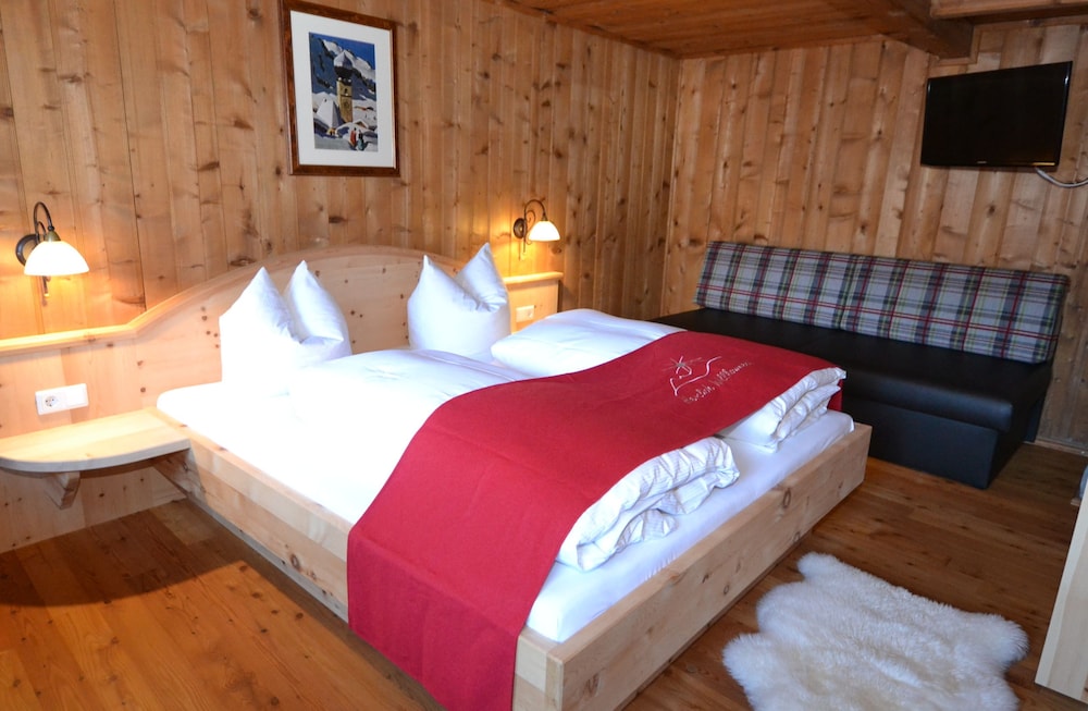 Deluxe Chalet, 6 Bedrooms, Hot Tub and Sauna, Mountain View photo 2