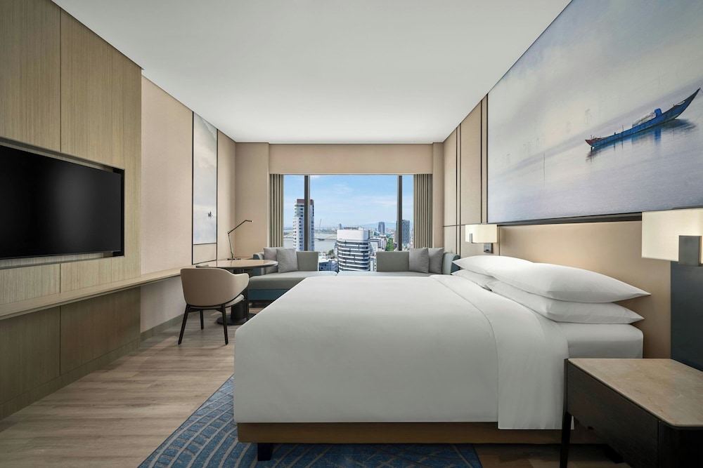 Deluxe Room, 1 King Bed, City View