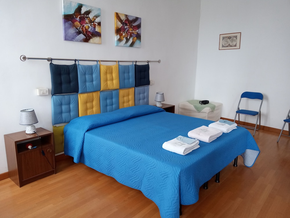 Deluxe Double or Twin Room, Shared Bathroom, Sea View photo 3