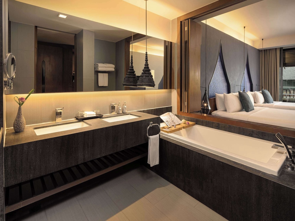 Deluxe Family Room, 1 King Bed & 1 Queen Bed - Photo 9
