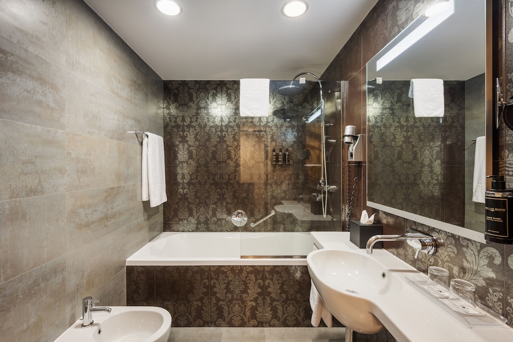 Deluxe Room (Comunicada)