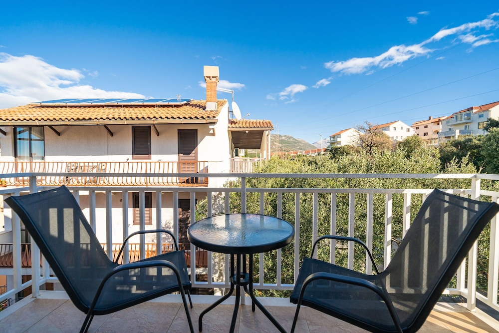 Studio, Balcony