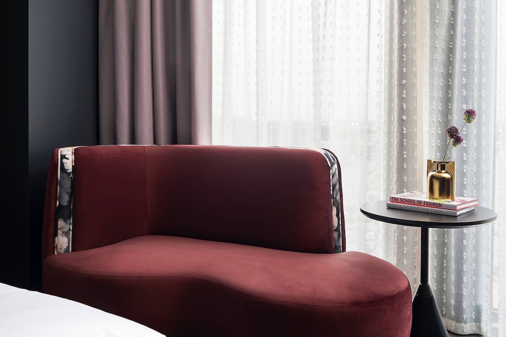 Premium Room, 1 King Bed - Photo 4