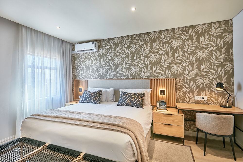 Deluxe Room, 1 King Bed photo 2