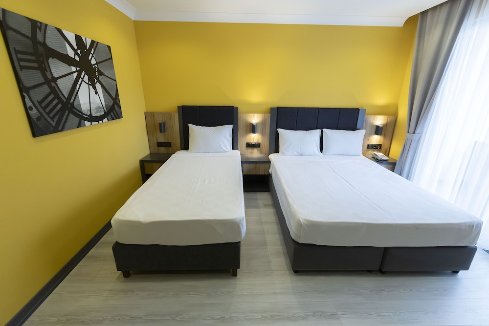 Classic Triple Room, City View