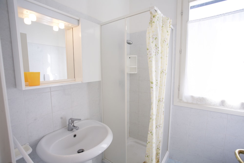 Apartment, 2 Bedrooms, Ground Floor photo 2