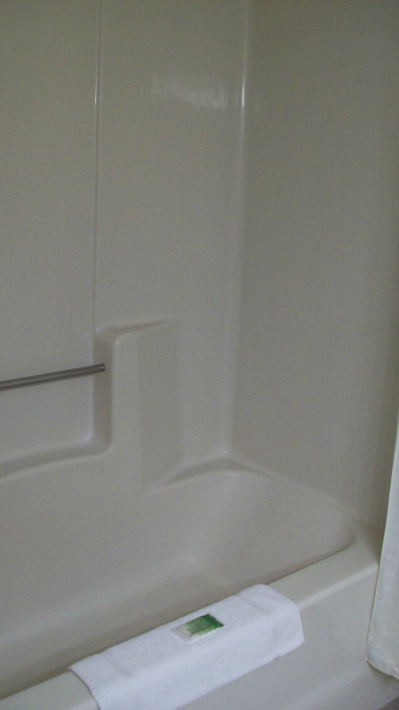 Room, 2 Queen Beds, Non Smoking, Lake View - Photo 7