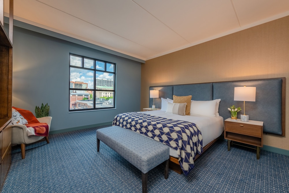 Suite, 1 King Bed, Corner - Photo 4