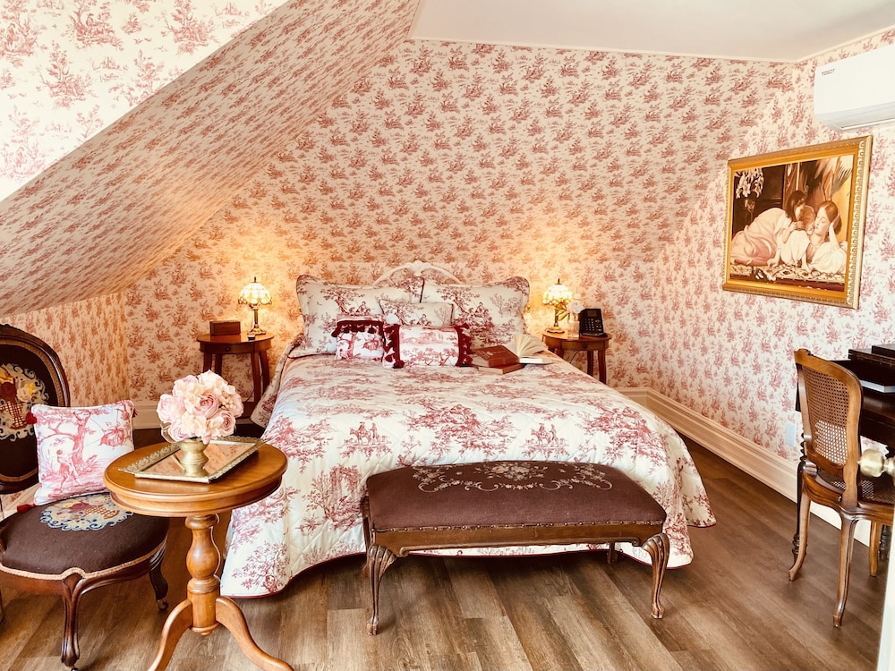Honeymoon Room, 1 Queen Bed, City View, Mezzanine