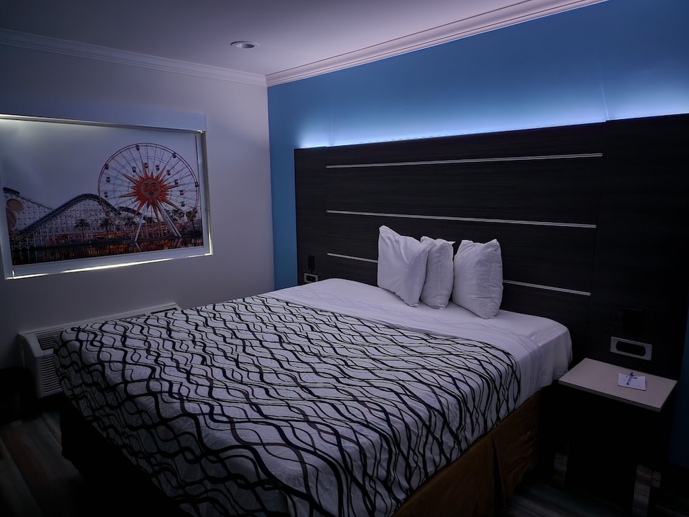 Room, 1 King Bed, Non Smoking - Photo 12