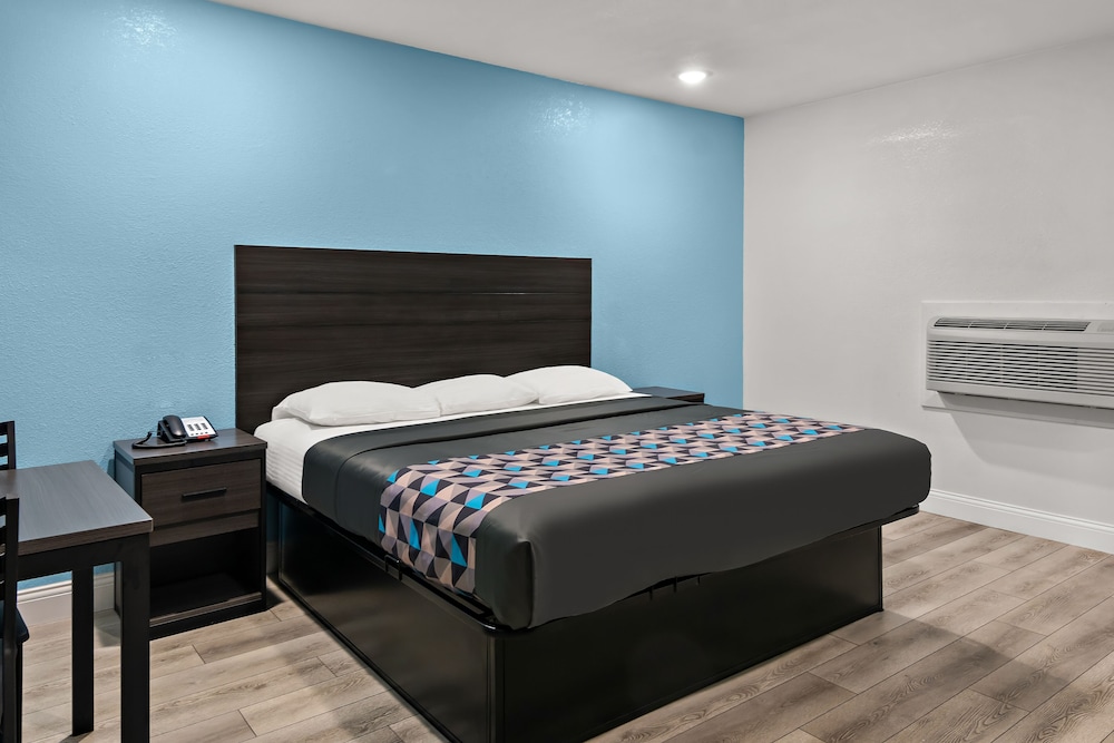 Standard Room, 1 King Bed, Non Smoking photo 1