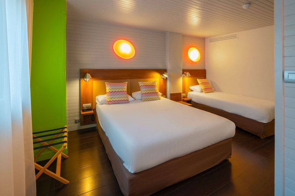 Standard Room, Multiple Beds - Photo 6