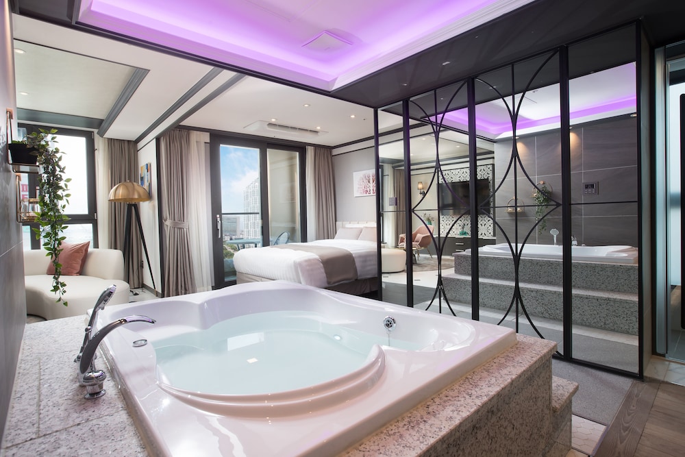 Romantic Suite - Photo 8