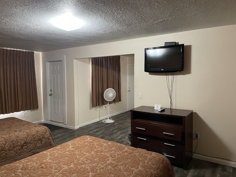 Family Double Room, Refrigerator & Microwave photo 3