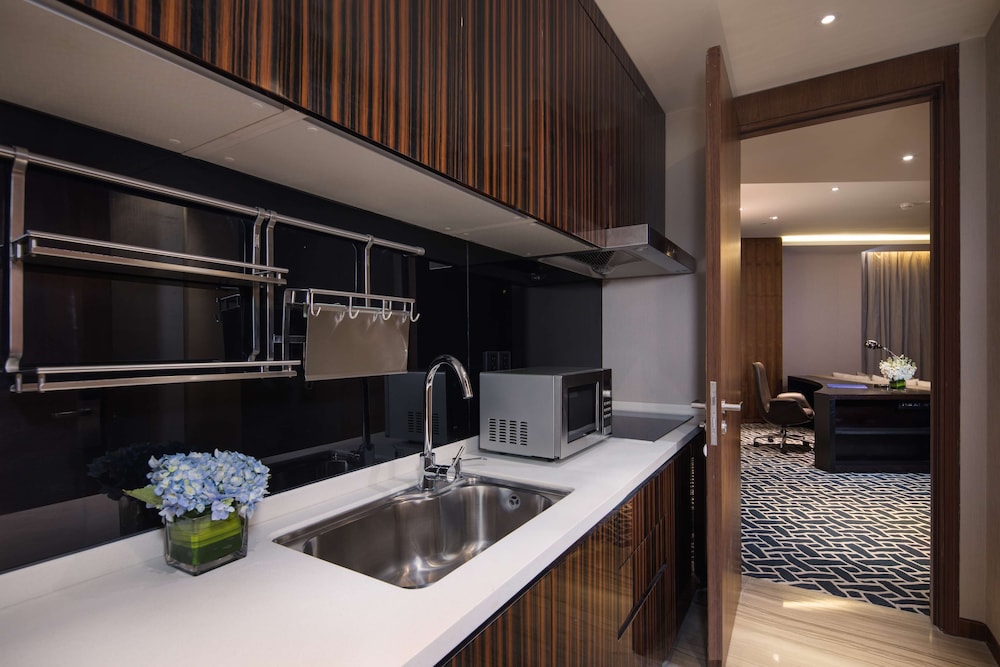 Executive Suite - Photo 3