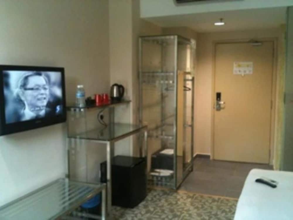 Standard Room, 1 King Bed photo 2