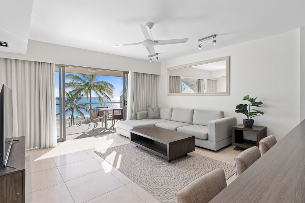 Beachfront Superior 2 Bedroom Apartment
