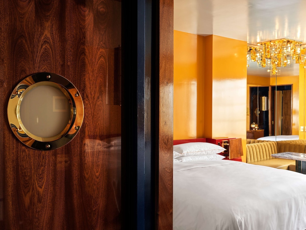 Room, 1 King Bed, Corner photo 3