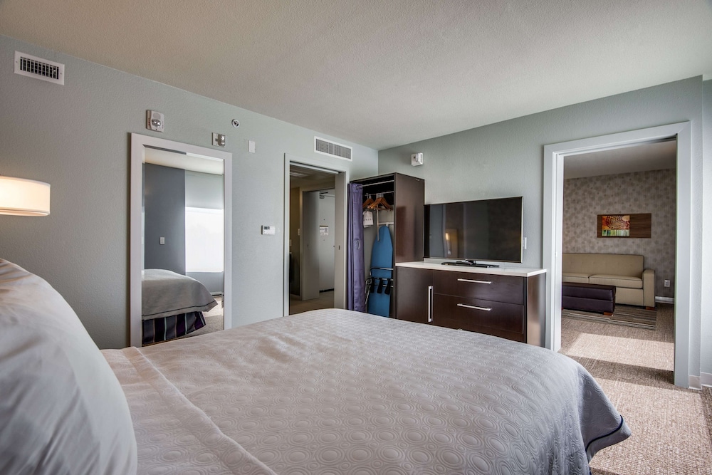 Suite, 1 Queen Bed, Accessible (Mobility & Hearing, Roll-in Shower) photo 1