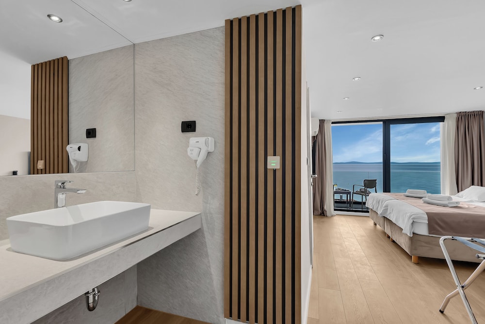 Double Room With Sea/Pool View - Photo 5