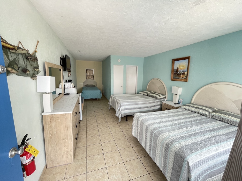 Standard Room, Multiple Beds, Non Smoking, Private Bathroom (2 Double Beds & 1 Single) photo 2