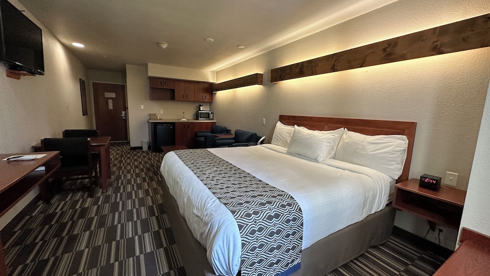 Suite, 1 King Bed, Non Smoking (Second Floor) photo 2