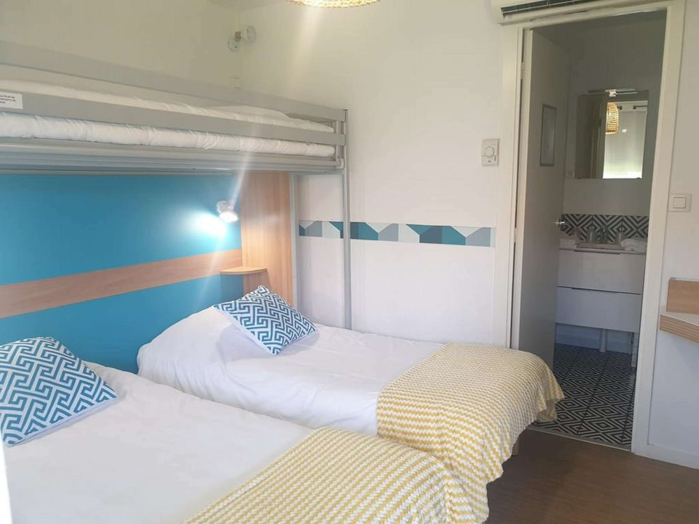 Standard Room, 3 Twin Beds - Photo 13