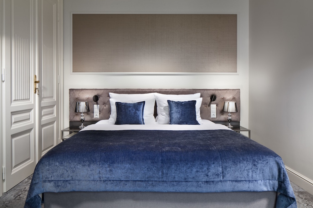 Deluxe Suite, 1 King Bed with Sofa bed, Non Smoking