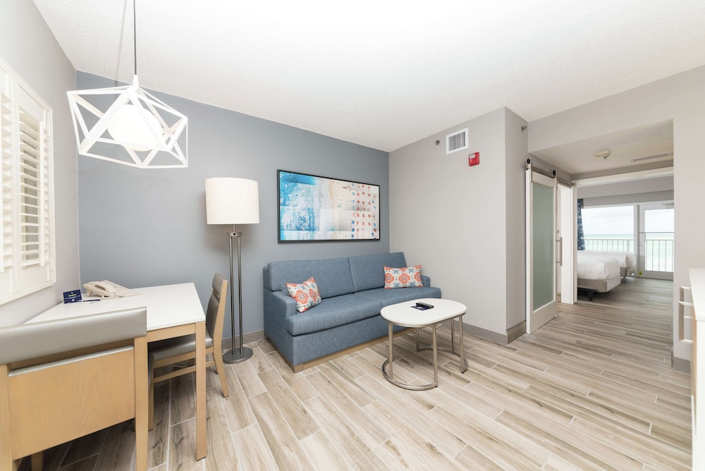 Suite, 2 Queen Beds, Accessible, Bathtub