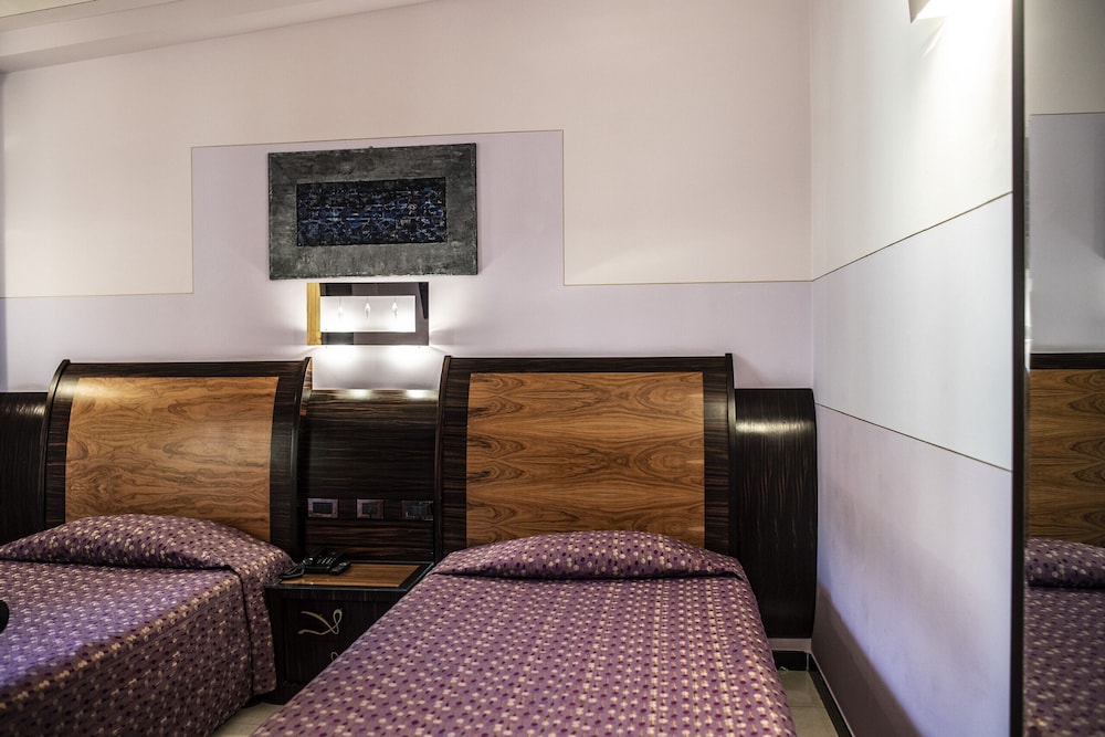 Deluxe Twin Room, Multiple Beds photo 3