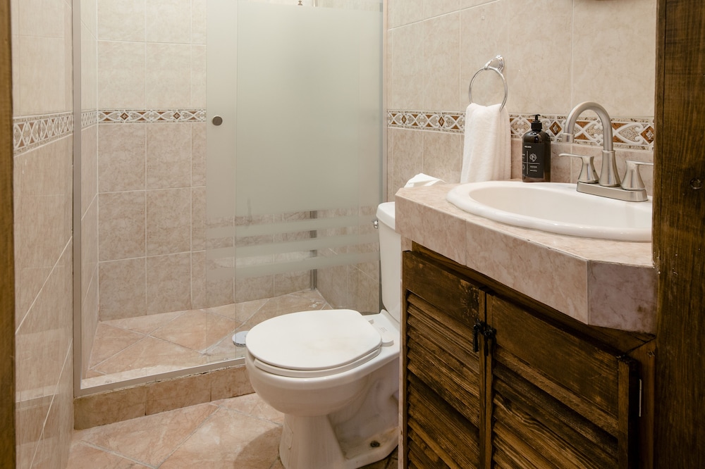 Standard Room (Queen), Private Bathroom photo 3