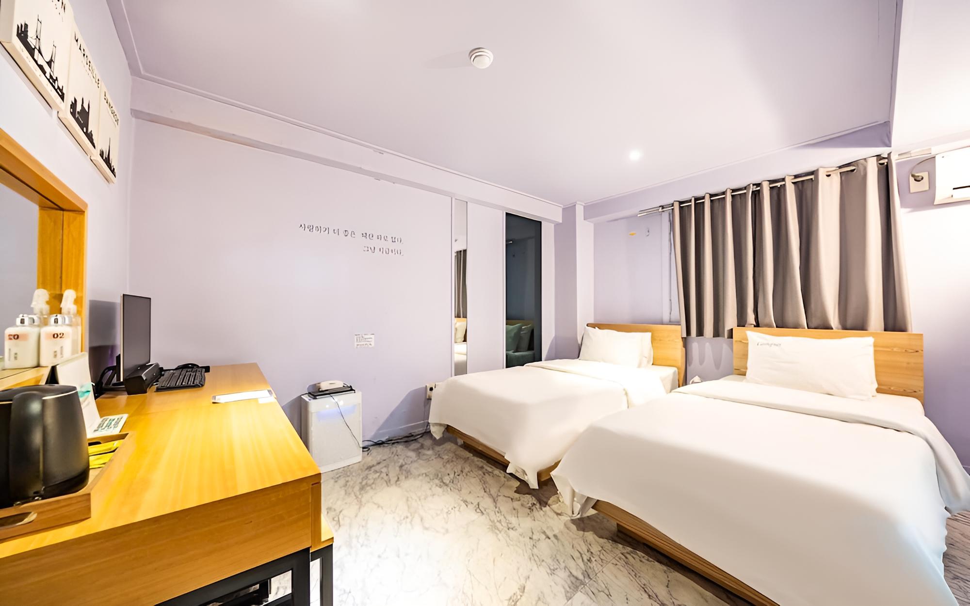 Room (Twin (1 PC bathtub Netflix air purifi)