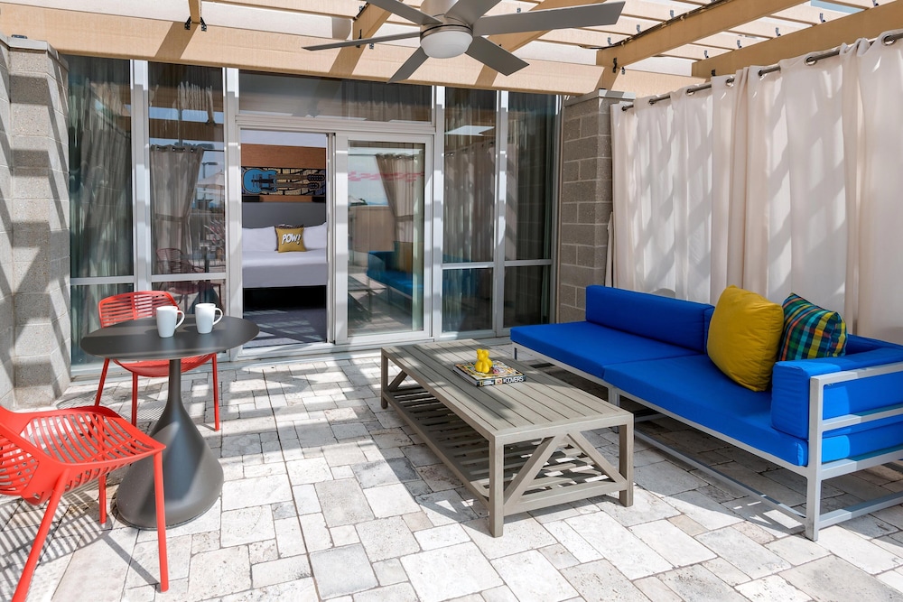 aloft, Traditional Room, 1 King Bed, Mountain View, Poolside - Photo 7